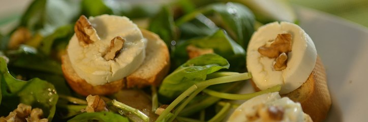 سلطة الروكا وجبنة الماعز