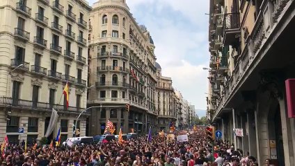 Càntics d''Els carrers seran sempre nostres' davant de la comissaria de la policia espanyola