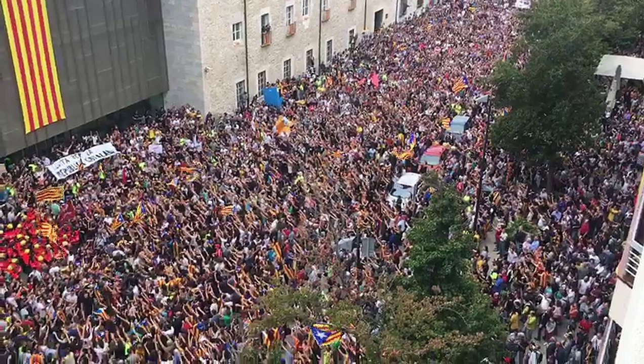 Desenes de milers de persones clamen 'Els carrers seran sempre nostres' a Girona