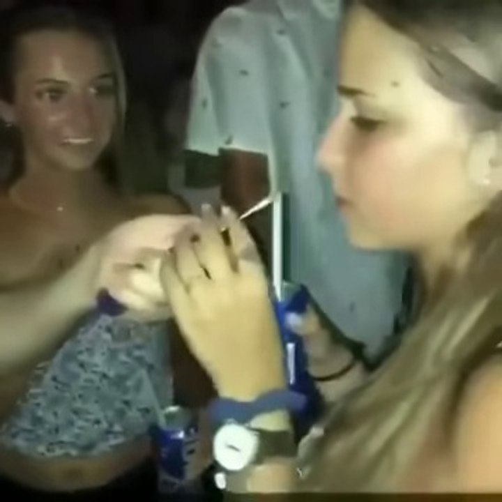 Ivre, elle pense que ce tournevis est une cigarette...