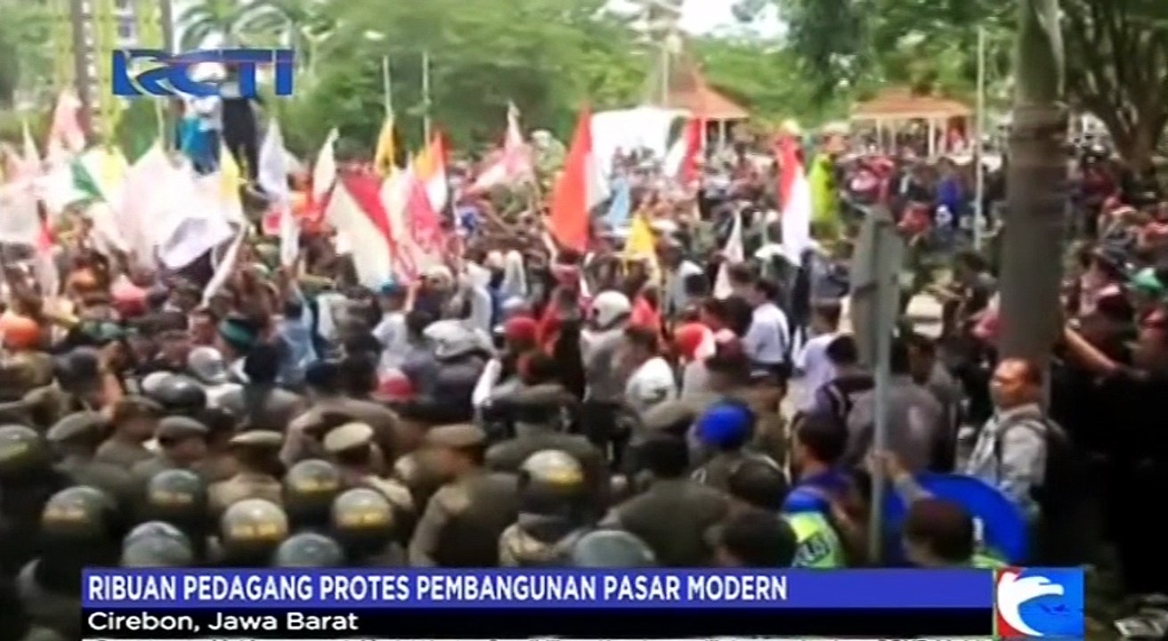 Ribuan Pedagang Protes Pembangunan Pasar Modern...