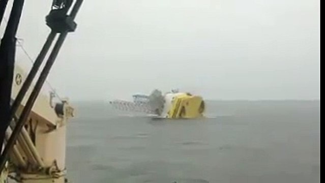 IL VENTO SPAZZA VIA UNA PIATTAFORMA