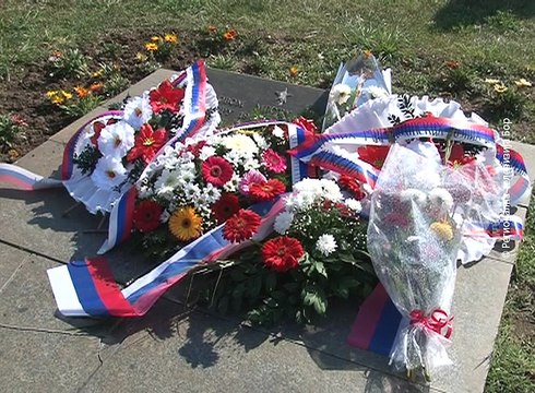 Polaganjem cveća na spomenik u centru Bora obeležena dva značajna datum, 03. oktobar 2017. (RTV Bor)