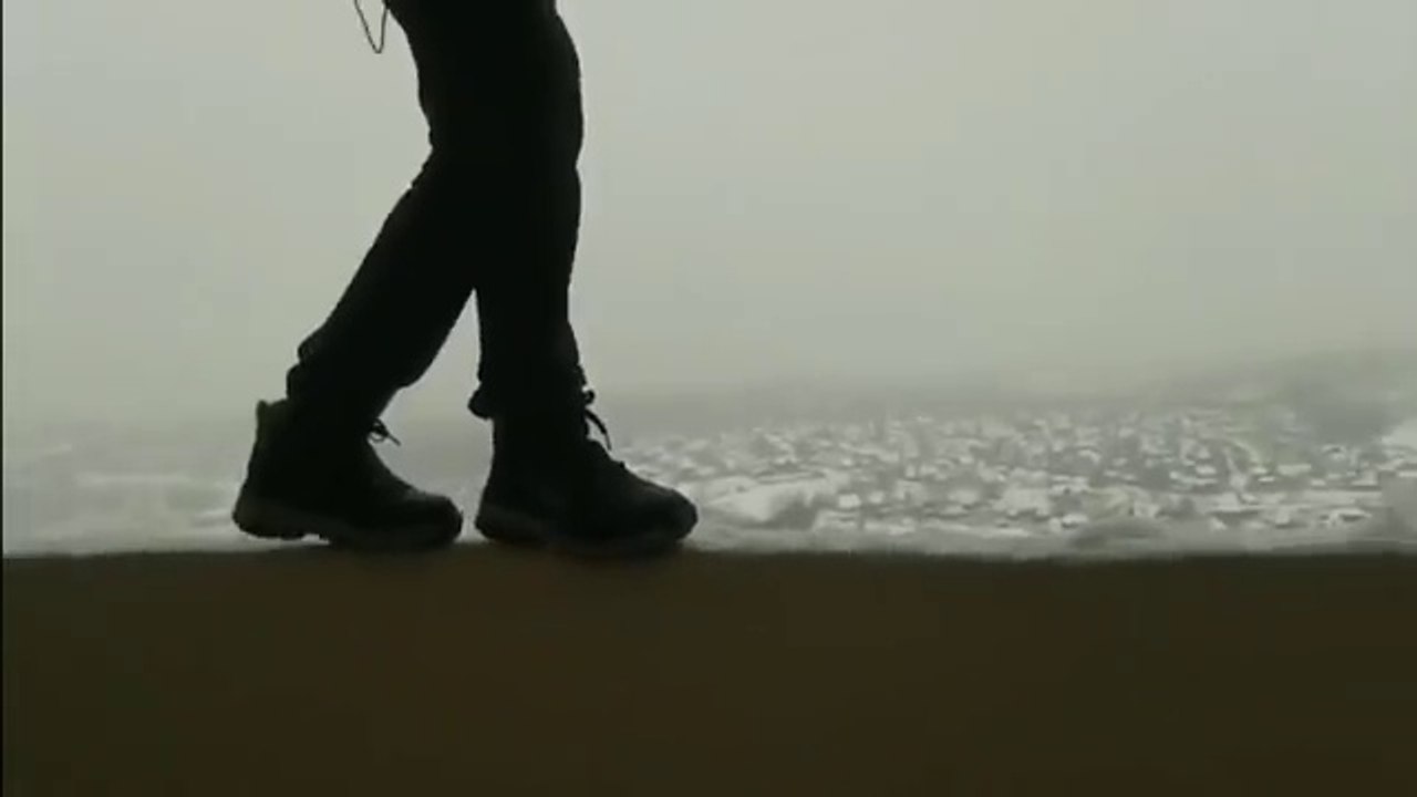 Cet enfant inconscient risque sa vie pour une vidéo
