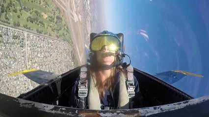 Une journaliste monte dans un avion de chasse !