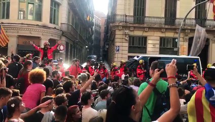 Els bombers demanen als manifestants que s'asseguin davant la comissari de la policia espanyola