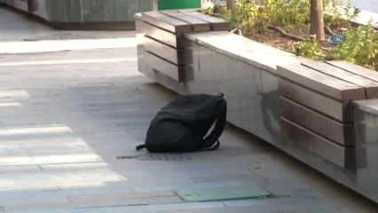 Polis, Şüpheli Çantayı Fark Etmeyen Engelli Kadını Ürkütmeden Karşı Kaldırıma Elinden Tutarak...