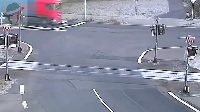 Camion non si ferma al passaggio a livello