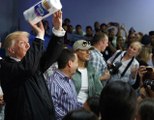 Trump Kasırga Mağdurlarına Kağıt Havlu Fırlattı, Sosyal Medya Ayağa Kalktı