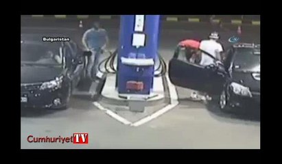 Sen misin benzin istasyonunda sigara içen!