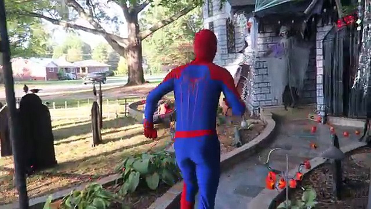 Dondurulmuş Elsa HALLOWEEN PRANK Haunted House! / Örümcek Adam, Batman süper kahraman Fun w