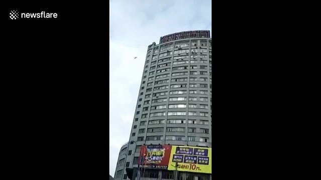 Le client d'un hôtel s'enfuit par des câbles téléphoniques pour ne pas payer