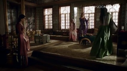 Su majestad vivió con los ángeles antes de llegar al mundo y lo que tiene en la espalda es un remanente de las alas.d