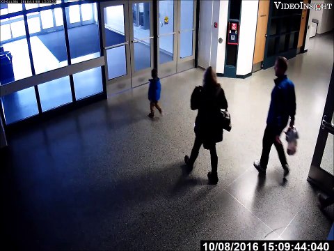 Ce gamin se prend une porte en verre et l'éclate... Oups