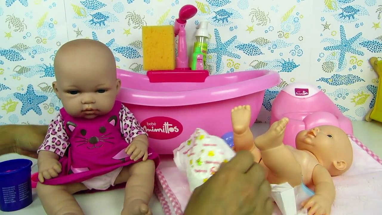Bañamos a muñecas bebés Lucía y Ana en la bañera con videos de juguetes español – Dailymotion