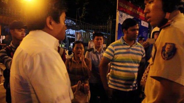 CSGT phiên dịch giúp ông Hải xin lỗi 2 du khách Ấn Độ bị giật túi xách ở Sài Gòn