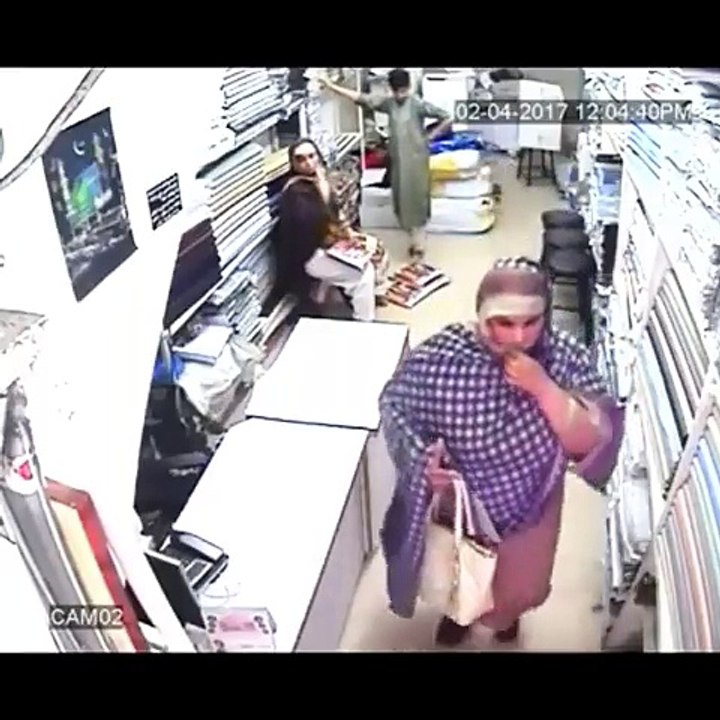 دو عورتوں نے معصوم بچے کے ساتھ ہاتھ کر دیا دیکھیں ان دو عورتوں نے چھوٹے لڑکے کے ساتھ کیسی شرمناک حرک