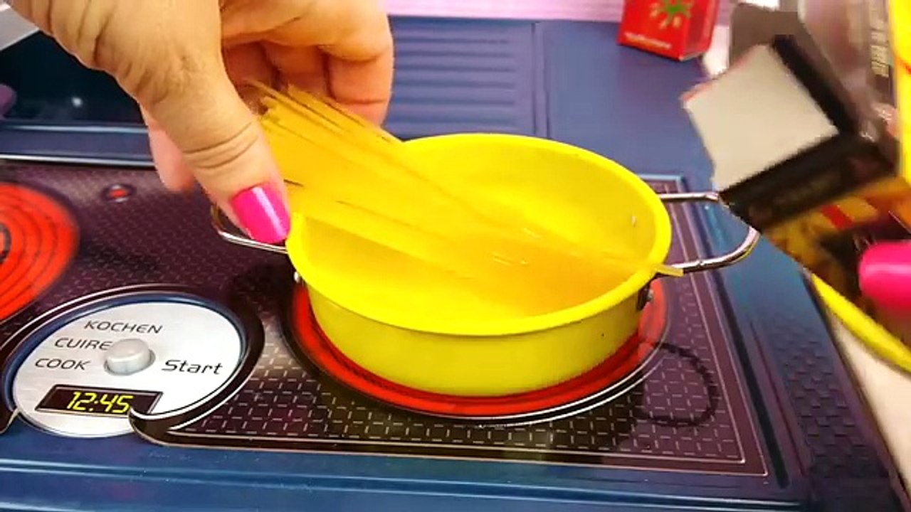 Cocino espagueti y Ani se los come Nenuco Ksi Bebés