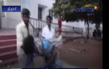 இறந்த பெண்ணின் உடலை தோளில் தூக்கிச்சென்ற கணவன்,மகன்-வீடியோ