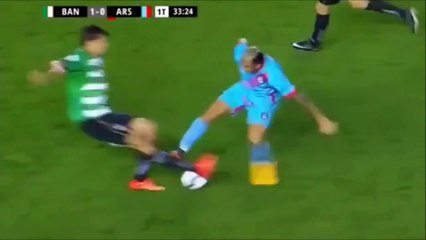 Un tacle terrible de Rodrigo Contreras sur Renato Civelli en argentine...
