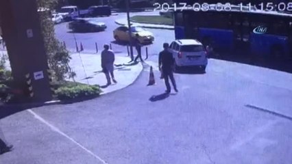 Şişli'de Çarpan Otobüsün Altında Kalmaktan Kıl Payı Böyle Kurtuldular