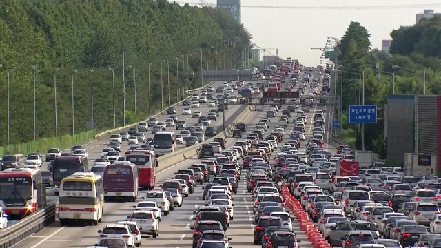고속도로 양방향 정체 절정...새벽까지 정체 / YTN
