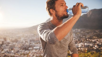 هل تعلم أنك كنت تشرب المياه بشكل خاطئ طوال حياتك؟