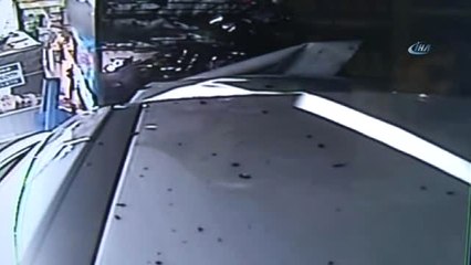 Otomobiliyle Büfeye Girdi... O Anlar Kameralara Böyle Yansıdı