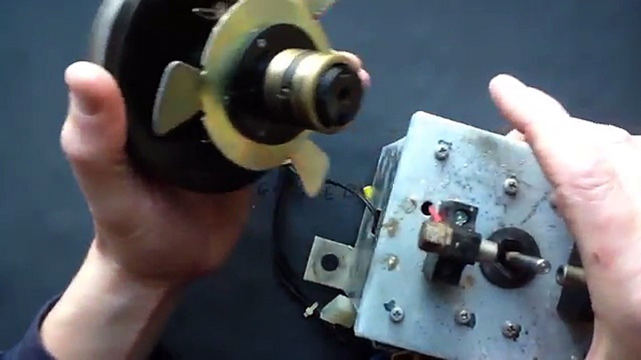 How does a cotton candy floss machine work?