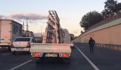 Otobüsü kaçıran vatandaşın azmi: Metrelerce koştu