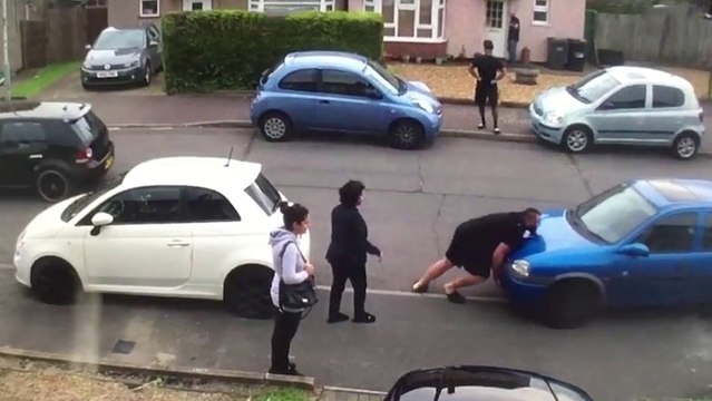 Un turque déplace une voiture mal garée à mains nues !