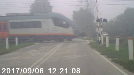 Quand le garde-barrière oublie de baisser les barrières au passage du train... FAIL