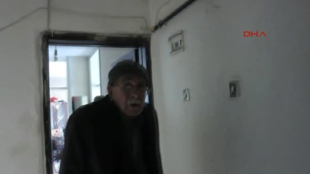 Manisa Apartman Boşluğuna Düşen Yavru Kediyi İtfaiye Kurtardı