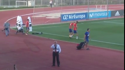 Pique bị fan huýt sáo trên sân tập của tuyển Tây Ban Nha