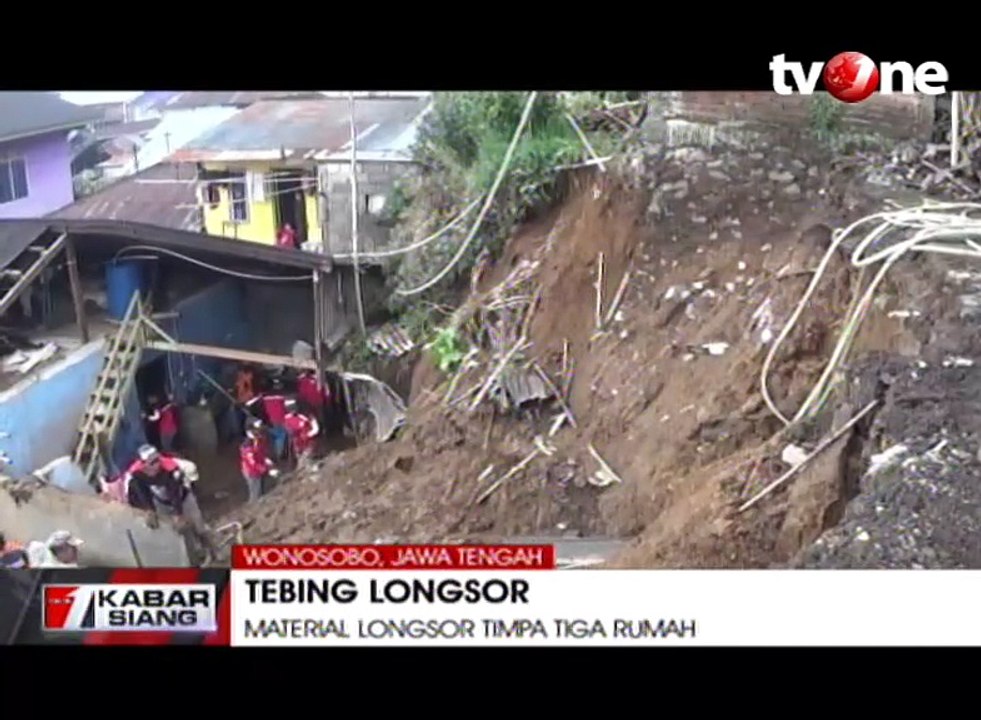 Tebing Setinggi 10 Meter Longsor Timpa Tiga Rumah