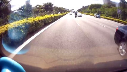 Singapour : Une moto s'encastre dans une voiture à l'arrêt