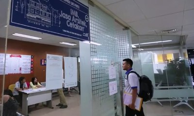 Pasukan Putih Bantu Warga Jakarta Urus Perizinan