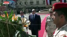 بالفيديو..محافظ سوهاج ومدير الأمن يضعان إكليلاً من الزهور على النصب التذكارى