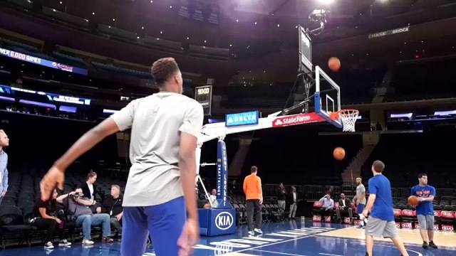 Basket - NBA - Knicks : Ntilikina à l'échauffement avant sa première en NBA