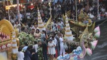 Budistas tailandeses buscan atraer la suerte lanzando flores de loto