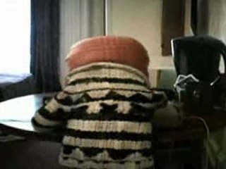Un pupazzo si fa allungare il pene con un calzino