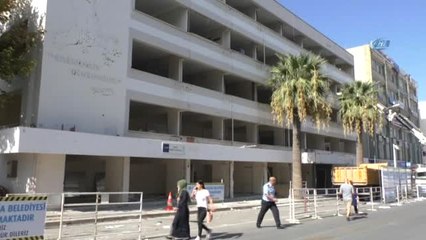 Aliağa Belediyesi'nin Eski Hizmet Binası Yıkıldı