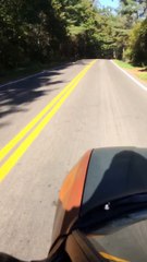 Un imbécile a la brillante idée d'utiliser sa voiture comme un skateboard dans une descente