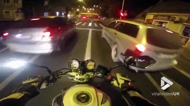 Un kéké en Golf V GTI se vautre lamentablement en voulant faire la course avec un motard