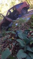 Ce taré utilise sa voiture comme un skateboard et va le regretter...