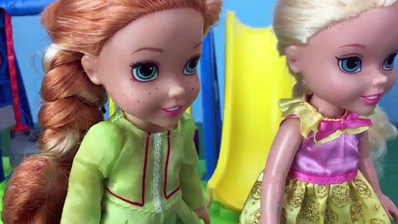 Frozen Elsa Finds a Cat! With Silly String, Frozen Anna, Plus More!