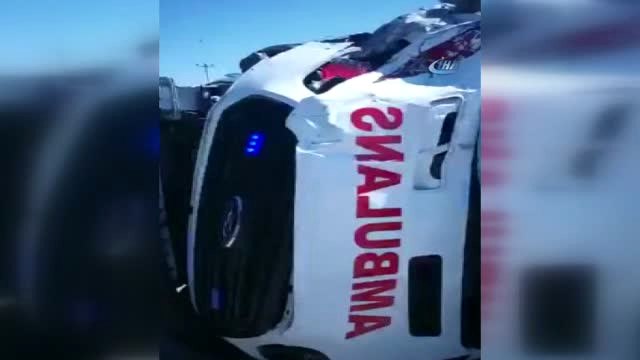 Ambulans Kaza Yaptı, 3 Kişi Hafif Yaralandı