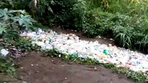 Un cours d'eau transformé en rivière de bouteilles en plastique au Guatemala