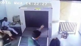 CCTV footage of Lahore airport लाहौर एयरपोर्ट का दृश्य, और इन्हें कश्मीर चाहिए