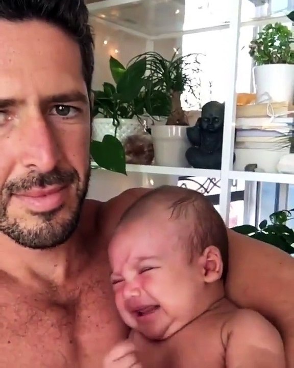 Cet homme calme son enfant en pleurs d'une façon INCROYABLE !